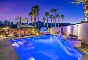 Splash Pad! Brand New Family Friendly Home! has rooms with a private hot tub