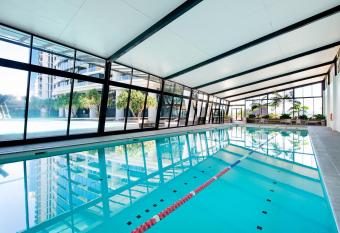 Three Bedroom Two bathroom - Ocean View - Level 57 - Circle on Cavill - Wow Stay has rooms with a private hot tub