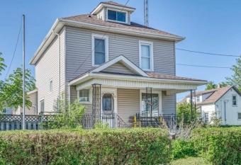 Canadian falls large family allows 18 year olds to book a room