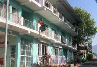 Kumaon local by the lake has Balcony rooms