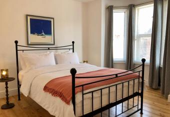 House with parking, short stroll to Quay, shops and restaurants has Balcony rooms