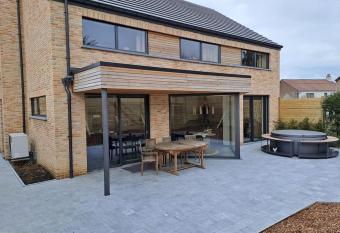 La villa Opaline allows 18 year olds to book a room