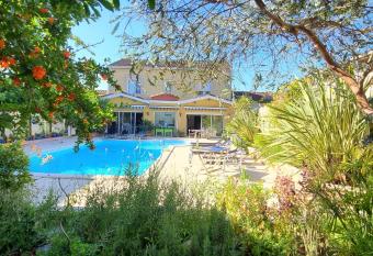 Bienvenue chez Lilaroma allows 18 year olds to book a room