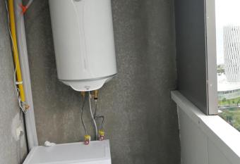 Alley Palace                    has rooms with a private hot tub