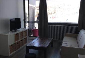 Appartement 2 chambres 5/7 pers proche centre commercial avec piscine has Balcony rooms