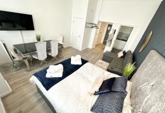 Fabulous City Centre Apartments - Special Occassion Packages Available has rooms with a private hot tub