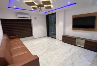 HOTEL ROSE PALACE allows 18 year olds to book a room