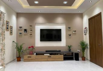 Sunrise Apt - Modern Studio Apt near the Beach has Balcony rooms