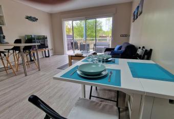 Le Ginestas, maison avec jardin has Balcony rooms