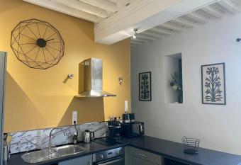 Appartement r  nov   de caract  re/ parking priv   allows 18 year olds to book a room