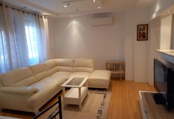 Matisse Apartment Airport has Balcony rooms