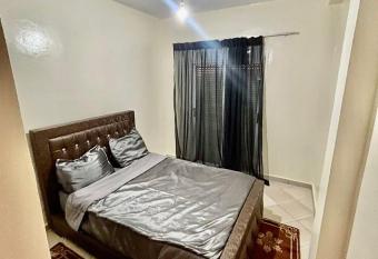 Apparemment deux chambres salon allows 18 year olds to book a room