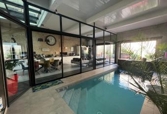 BOCAL DE BAGES allows 18 year olds to book a room