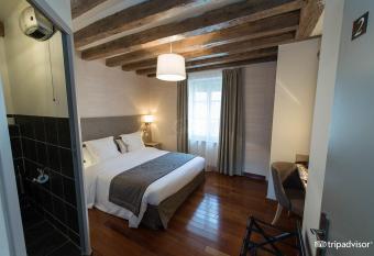 Relais de la Loire has Balcony rooms