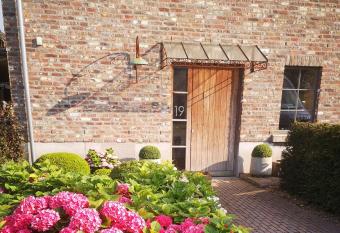 D  couvrye Rigaudrye has rooms with a private hot tub