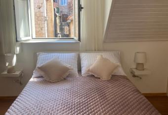 *Beautiful, centrally located studio apartment* allows 18 year olds to book a room