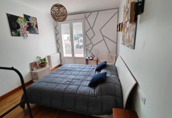 Chambre La Rochelle (Lagord) vue sur jardin has Balcony rooms