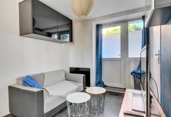 Charmant studio    Plougastel allows 18 year olds to book a room