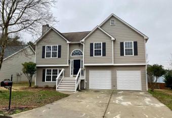 Comfy Getaway 3- Bedroom House in Acworth, GA has Balcony rooms