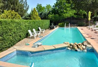 Le clos des cigales jasmins has rooms with a private hot tub