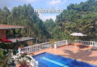 Monte horeb a 10 minutos de Medellin. has Balcony rooms