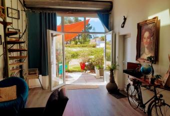 l atelier d alex allows 18 year olds to book a room