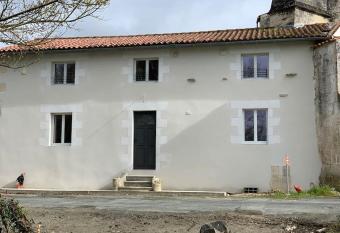 P   tit G  te du prieur   has Balcony rooms