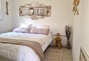 La Maison de la Saye has Balcony rooms