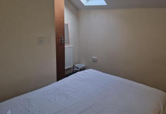 Cozzy 2 roooms with 2 beds allows 18 year olds to book a room