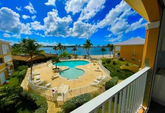 Superbe studio lumineux, vue sur piscine et mer has Balcony rooms