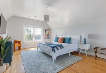 King bed with 3 off-street parking #TheBackDorch has Balcony rooms