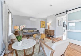 lil Hook - Ocean View Villa - Unit 7 Lunenburg has rooms with a private hot tub