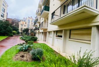 Best corner near Arc de Triomphe has Balcony rooms