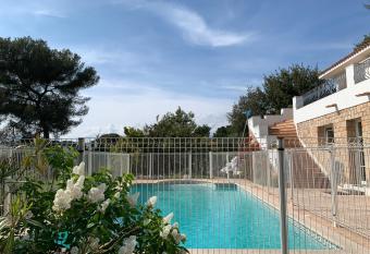 Grande studio dans la villa Brise des Pins has Balcony rooms