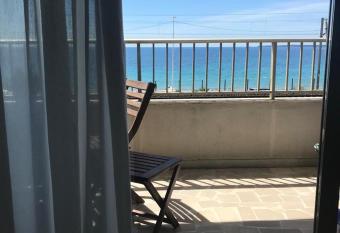 Juan les Pins, Facemer, garage reserve Air cond allows 18 year olds to book a room