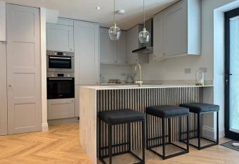 Brand New Luxury 2 Bedroom House allows 18 year olds to book a room