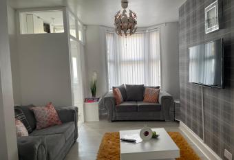 Luxury Spacious 2 Bedroom Home. has Balcony rooms