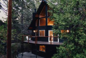Spectacular A-Frame Cabin has Balcony rooms