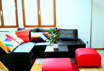 Cozy Villa close to CERN, Geneva Airport, UN allows 18 year olds to book a room