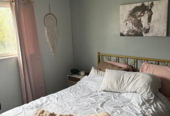 La Casa E Z allows 18 year olds to book a room