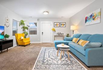 Cozy and 3 mins to Tacoma dome. allows 18 year olds to book a room