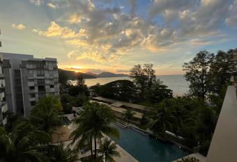 BY THE SEA - Penthouse 3 bedroom has Balcony rooms