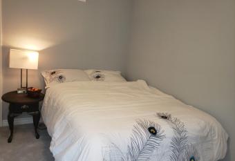 Gorgeous room close to Niagara Falls Canada allows 18 year olds to book a room