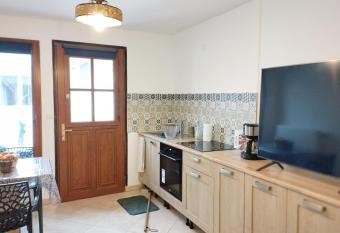 Charmante d  pendance 10 mn    pieds plage, commerces has Balcony rooms