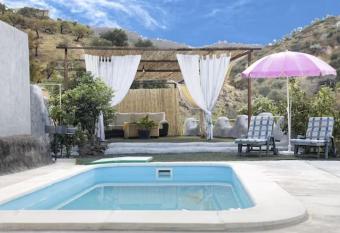 Estudio Rural Casa Aguila 2.0 allows 18 year olds to book a room