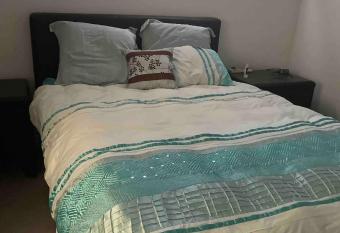 Room on Woodville has rooms with a private hot tub