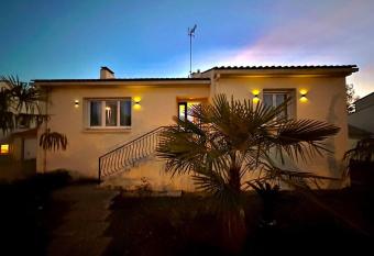 Villa Avec JACCUZI    La Roche sur Yon 8 personnes has Balcony rooms