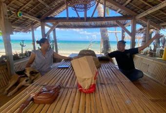 Uncle Jo s Beach Cabin has Balcony rooms