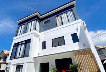 NEW Modern home near Airport, Beach and Fast Wi-Fi has Balcony rooms