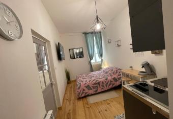 Studio #1 hyper centre Gordaine allows 18 year olds to book a room